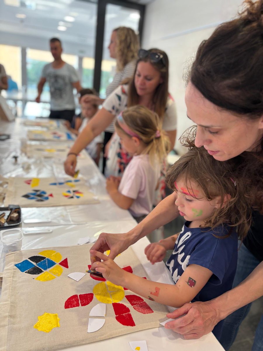 bmanresaab's tweet photo. ✨💡Creativitat i imaginació: dues grans qualitats que es van tornar a evidenciar ahir a la tarda al taller artístic “Dissenya i estampa la teva bossa” amb Catàrtic 😍 Sou uns genis!! 🙌🫶🏼❤️

#bibliolab #bibliolabartístic #art #creativitat #imaginació #manresa #bibliotequesxbm https://t.co/y3pRXY9GIS