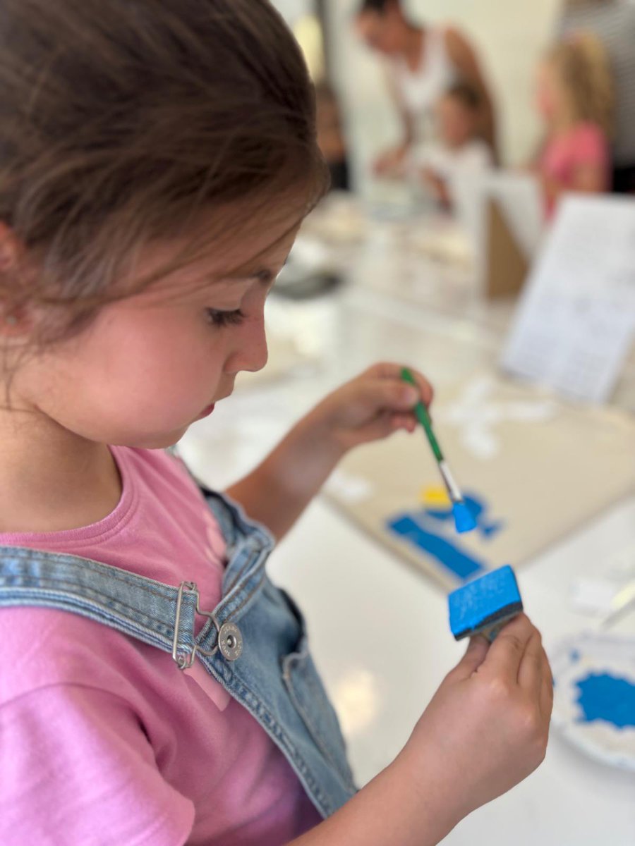 bmanresaab's tweet photo. ✨💡Creativitat i imaginació: dues grans qualitats que es van tornar a evidenciar ahir a la tarda al taller artístic “Dissenya i estampa la teva bossa” amb Catàrtic 😍 Sou uns genis!! 🙌🫶🏼❤️

#bibliolab #bibliolabartístic #art #creativitat #imaginació #manresa #bibliotequesxbm https://t.co/y3pRXY9GIS