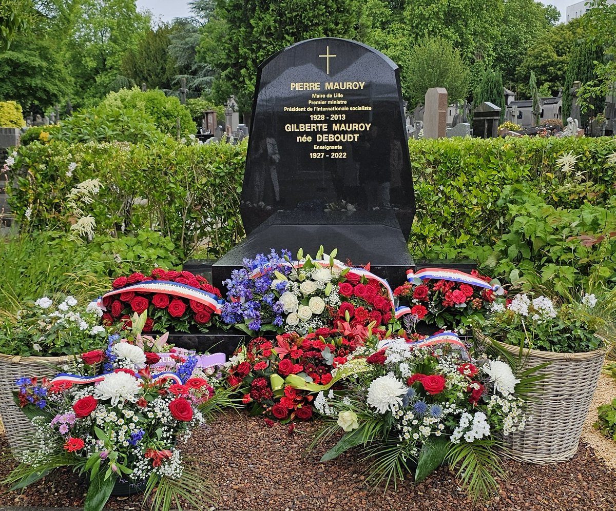Les socialistes lillois étaient réunis  ce matin pour rendre hommage à Pierre MAUROY, disparu il y a 12 ans.

A Lille, nous n'oublions pas ce qu'il fait pour sa ville, sa métropole et sa région, s'étant constamment battu pour une société plus juste et solidaire!