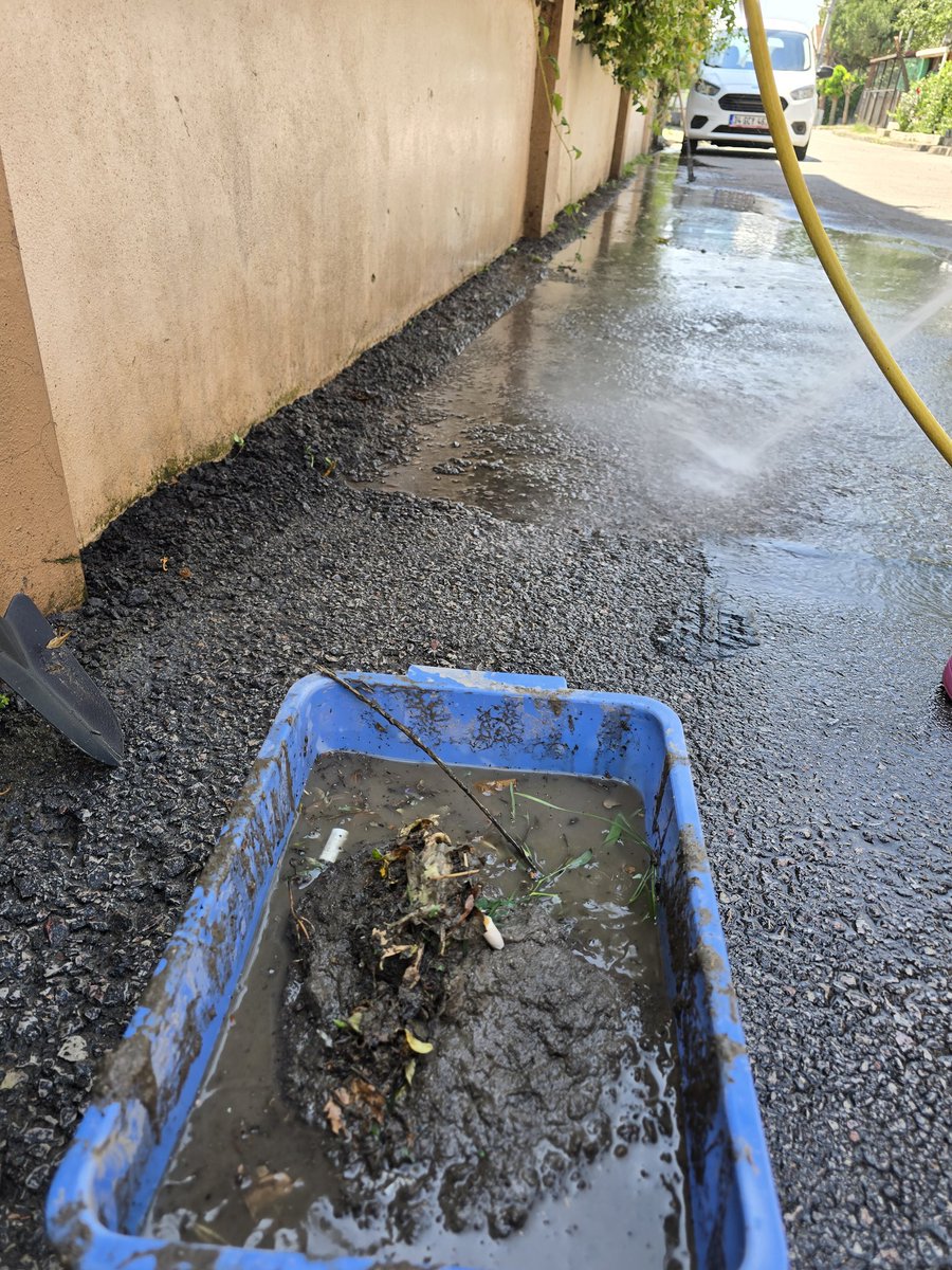 Nasıl bir eğim verilmişse tüm sokağın çeri çöpü, pisliği tek bir evin önünde toplanıyor. Çözüm rica ediyoruz <a href="/derincebelediye/">Derince Belediyesi</a>