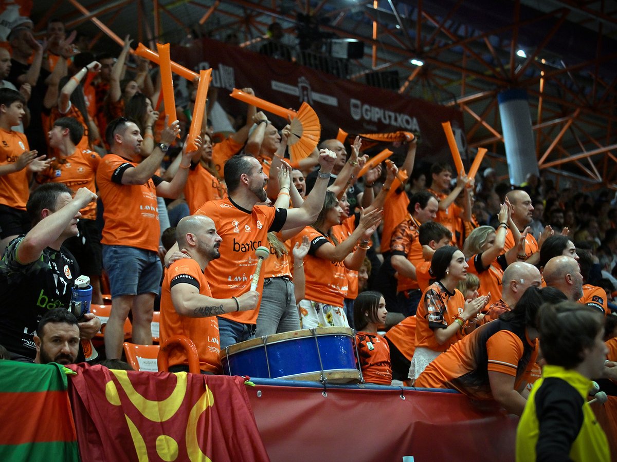 BMTorrelavega's tweet photo. 🧡 Por vosotros. Para vosotros. Gracias #MareaNaranja

⭐ Faltan las palabras para un año así y hasta el último aliento habéis estado de nuestro lado

🙌 Volveremos pronto, siempre naranjas, siempre orgullosos

📸 JL Recio / RFEBM https://t.co/dZKnwf3Zg9