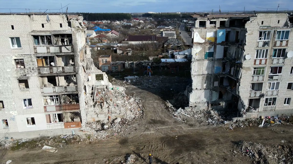 L'Ukraine attaque des bombardiers et des dépôts de munitions. La Russie bombarde des immeubles d'habitation durant la nuit et tue les pompiers venus secourir les victimes civiles. 
Ceux qui ne voient pas la différence sont de méprisables canailles.