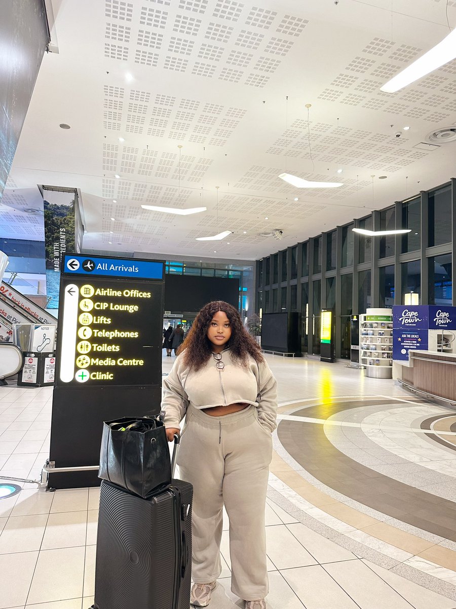 For the people who asked for the full airport fit, here you go 🤭
My 2 piece is from <a href="/kingin_art/">Baba oloja of Lagos💪</a> 
My black bag is from <a href="/OfoeduF/">Frances</a> 😊
