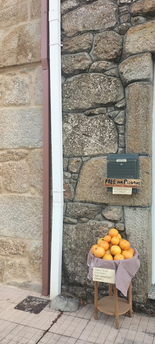 Detallazo para los peregrinos a su paso por Puente Arnelas. (Pontevedra). Orgullo de mis paisanos.