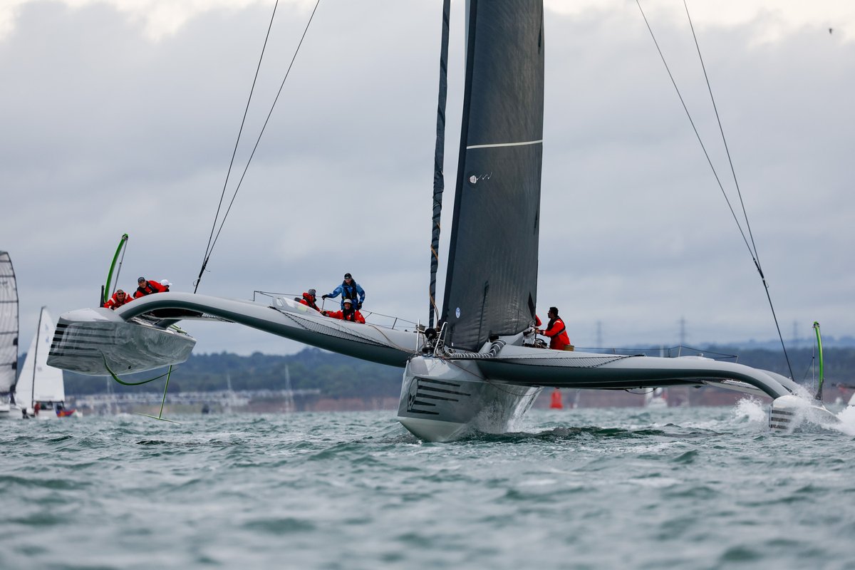 RoundtheIsland's tweet photo. Zoulou, the front runner, has rounded St Catherine’s Point and is heading through Sandown Bay. Travelling at 27 kts. 

Ocean 11 is next, round the southern point of the Island.

#RoundtheIslandrace #Sailing #RaceForAll #IsleOfWight https://t.co/ibjt1funF0