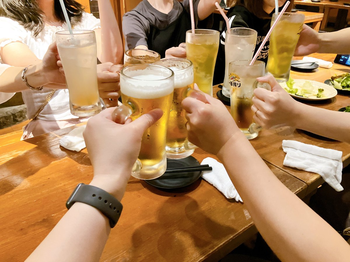 大会の打ち上げはじまった〜🍻
(人数多くて全員の飲み物写らない😂)