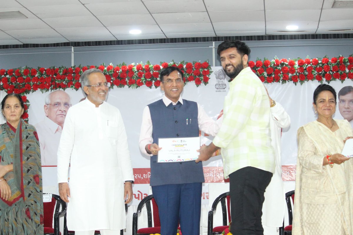 mansukhmandviya's tweet photo. सेवा से सशक्तिकरण मोदी सरकार की पहचान।

पोरबंदर महानगरपालिका द्वारा आयोजित सेवा सेतु कार्यक्रम में उपस्थिति रहा। 

इस सेवा कार्यकम में मेडिकल कैम्प के साथ विभिन्न सरकारी योजनाओं का लाभ, जन-जन को दिया गया है। साथ ही 11 करोड़ से अधिक के कार्यों का खात मुहूर्त और लोकार्पण किया। https://t.co/SwvHowXZfr