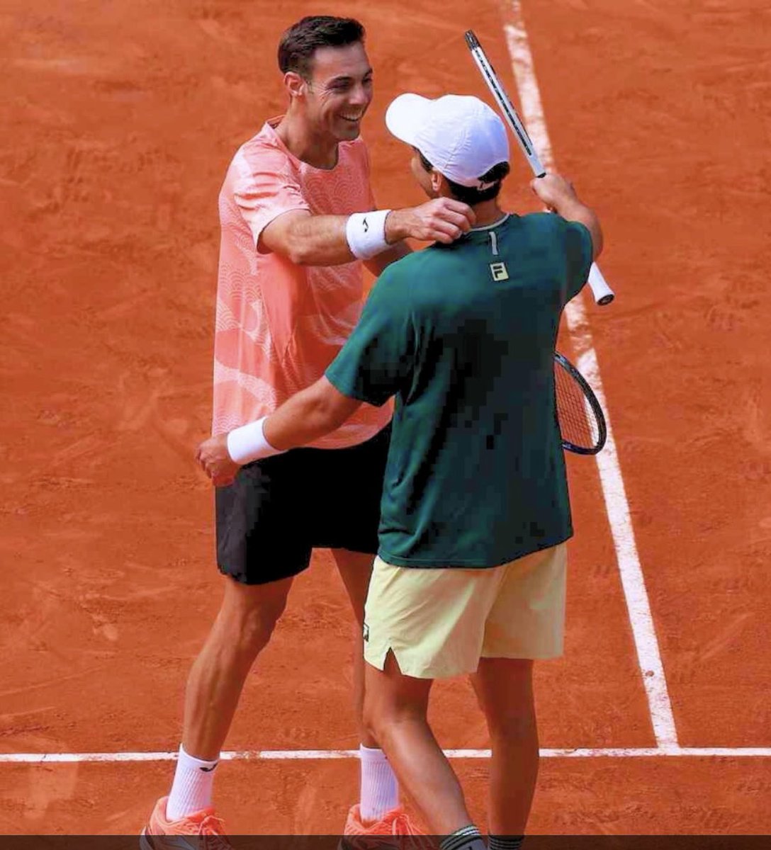 Jugar final d Grand Slam es casi imposible para cualquier jugador. España ha conseguido meter en Roland Garros 2 jugadores, Carlitos y Marcel. Si esto hubiese ocurrido en cualquier otro país del mundo, sería motivo de admiraciòn y  reconocimiento,no somos conscientes..Disfrutemos
