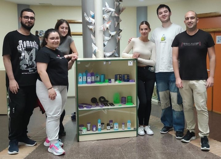 Educarm (@educarm) on Twitter photo Una veintena de alumnos de FP de Farmacia y Parafarmacia del <a href="/ieslaflota/">IES LA FLOTA</a> (Murcia) desarrolla con impresoras 3D modelos de material de laboratorio y de dispensación de productos para farmacéuticos.
Forma parte de los 56 proyectos de innovación educativa que llevan a cabo los Una veintena de alumnos de FP de Farmacia y Parafarmacia del <a href="/ieslaflota/">IES LA FLOTA</a> (Murcia) desarrolla con impresoras 3D modelos de material de laboratorio y de dispensación de productos para farmacéuticos.
Forma parte de los 56 proyectos de innovación educativa que llevan a cabo los