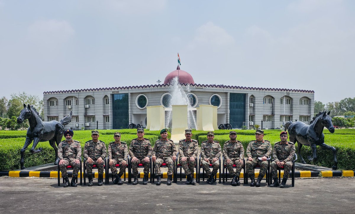 VajraCorps_IA's tweet photo. #DefendersOfPunjab #StrongAndCapable

#GOC #VajraCorps visited #GoldenArrowDivision to review operational & administrative preparedness.
He lauded the stellar performance of all ranks during #OperationSindoor and emphasised the adoption of emerging technologies to build a future-ready force — capable of responding decisively to any misadventure.

@adgpi @westerncomd_IA @pro_defence @prodefencechan1 @DIAV20