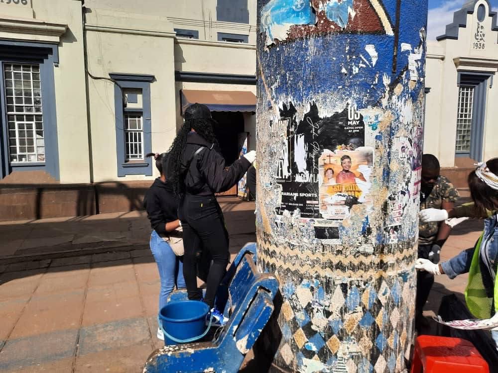 City of Harare yesterday collaborated with Clean and Green and other volunteers from different  organisations in cleaning the streets of Agostinho Neto (Speke Avenue) footbridge as they reinforced their commitment to the national clean-up movement