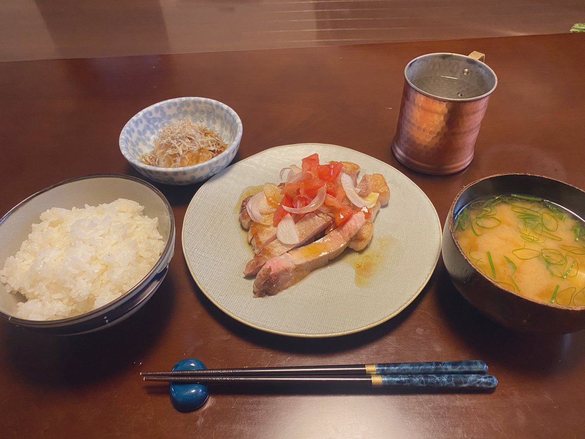 皆さま今日も一日お疲れ様でした🍀
仕事またこれから仕事の方
お先ですがいただきますね😉🍀✨
仕事し過ぎですかね➰
明日も仕事になってしまいますた✨
とにかく食事🍽️✨
献立通り🥢
先日作った山椒オイルを野菜と和え❣️
フレンド各位には
ゆっくり佳き週末Nightに😉🌿✨