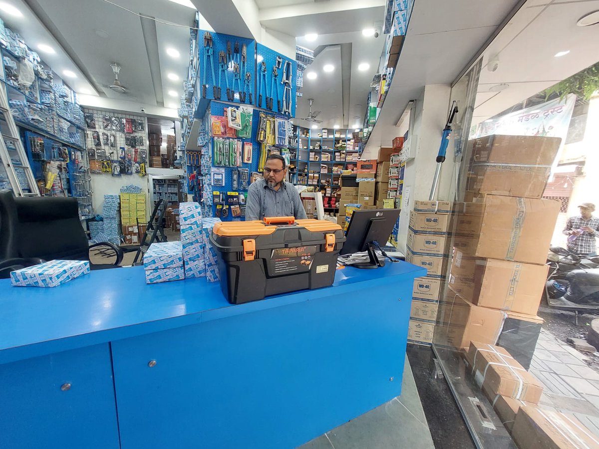 vhariharmath's tweet photo. @jagograhakjago I wrote to Taparia Tools about my toolbox (bought from SHABBIR TRADING CORP) that broke after normal usage. But I faced harassment from shopkeeper &amp; rep Manoj (9920199110). Details &amp; photo shared with Taparia. Please help as a consumer. #ConsumerGrievance https://t.co/EmfwZI0BnA