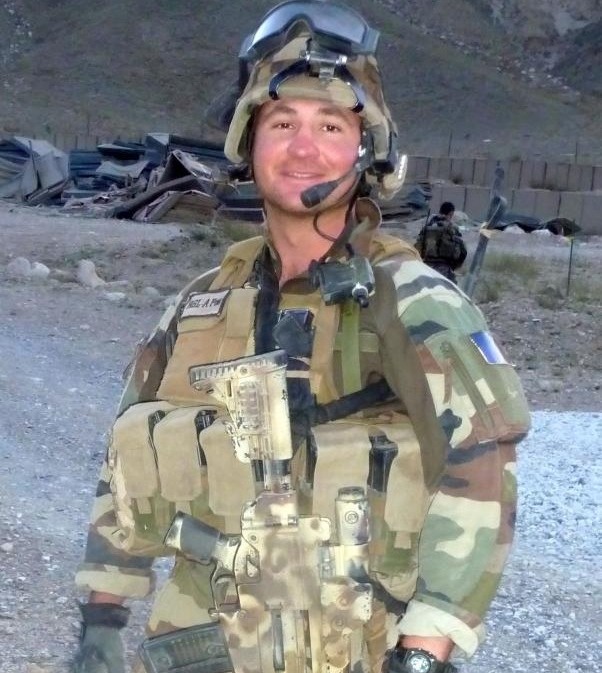 Né le 7 novembre 1981 en Pologne, le Sergent-chef Konrad Rygiel a servi la France avec honneur au sein du 2ᵉ Régiment Étranger de Parachutistes (2ᵉ REP). Engagé en 2005, il s'est rapidement distingué par son professionnalisme et son dévouement, intégrant le prestigieux Groupe