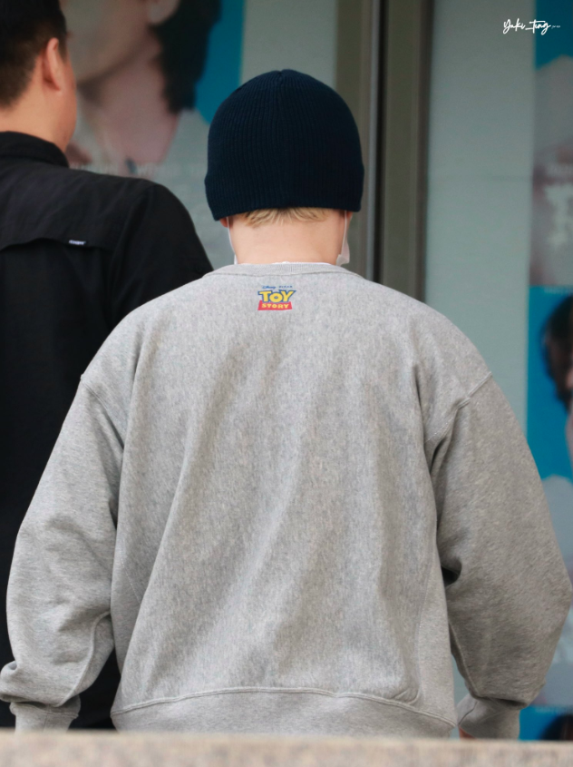 AboutMusicYT's tweet photo. EXO's Blonde Kyungsoo and Xiumin attend Baekhyun's concert today. https://t.co/yODIN8C8Yb