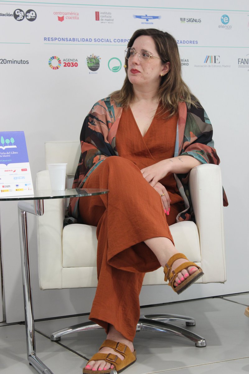 LitConMadrid's tweet photo. #LCM25 | @andreapriep: «Creo que tenemos que apostar por nuestros espacios; reivindicar lo nuestro. Es cuestión de imaginación y darle valor».
#FLM25 #PabellónEuropa https://t.co/NDilyruRm9