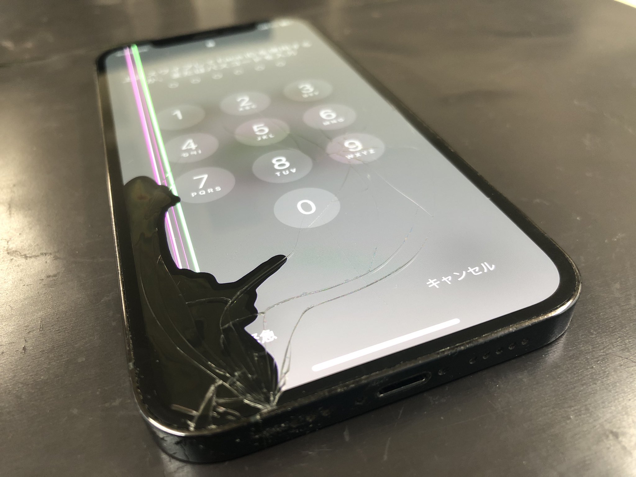 iPhone12 ブラック 画面割れあり iPhone12ガラスと液晶割れして画面に黒い模様が出た！札幌で修理