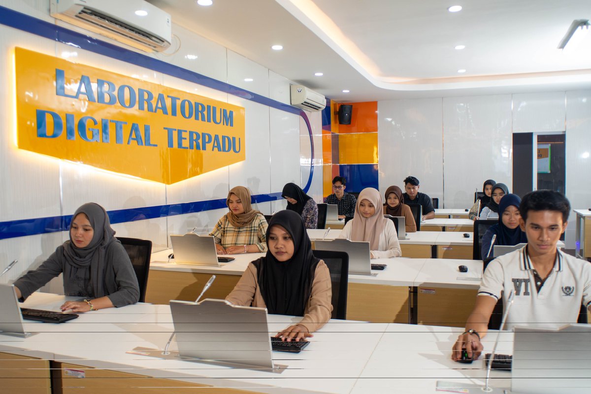 silvivalavida's tweet photo. selain bangga bisa masuk ilmu komunikasi, aku juga bangga kalo fisip punya lab keren kaya gini. ini lab integrated digital yang ngebahas tentang analisis big data gitu, pengen banget join di lab ini 🤩🤩✨
#ilmukomunikasiupnvjt #intergrateddigital #banggaupnvjt #h25komdigupnvjt https://t.co/Kwu7bc37Xr