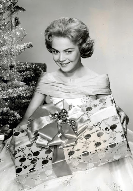 ⭐️ Christmas Stars ⭐️

🎄 Sandra Dee promises she didn’t peek — but she might have shaken it, weighed it, and held it up to the light! 🎁

🎬 Sandra Dee (born Alexandra Zuck; April 23, 1942 – February 20, 2005) was an American actress and model who rose to fame as a teen idol in