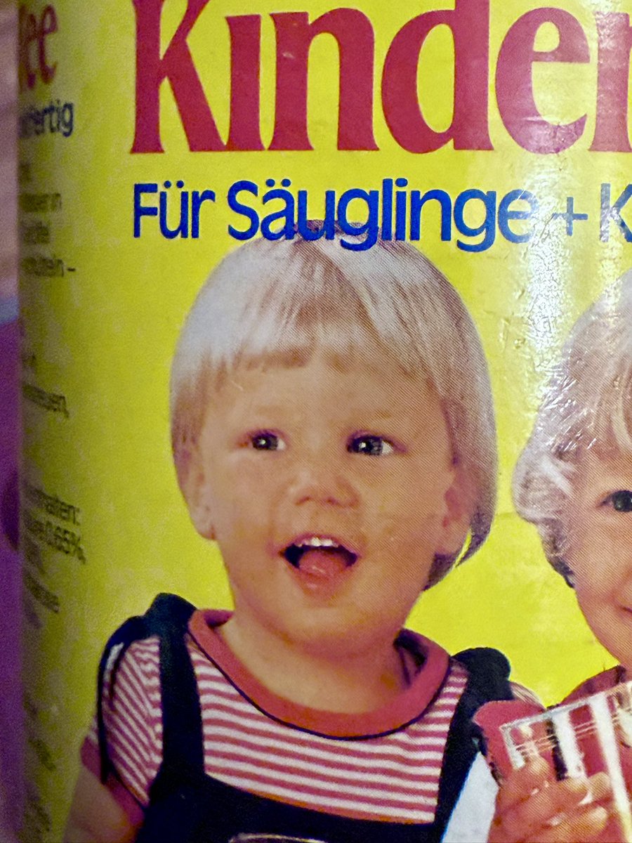 TobiSchlegl's tweet image. Geständnis: JA, das bin ich! (links im Bild)😱Wurde mir gerade von meiner Mutter präsentiert. Ich hatte es völlig verdrängt: Ich war APONTI-KINDERTEE-MODEL. Ein Tee, dessen Granulat-Extrakt aus über 90 Prozent Zucker bestand. Anwendung als „Abendtrunk“, kurz vor dem Einschlafen…