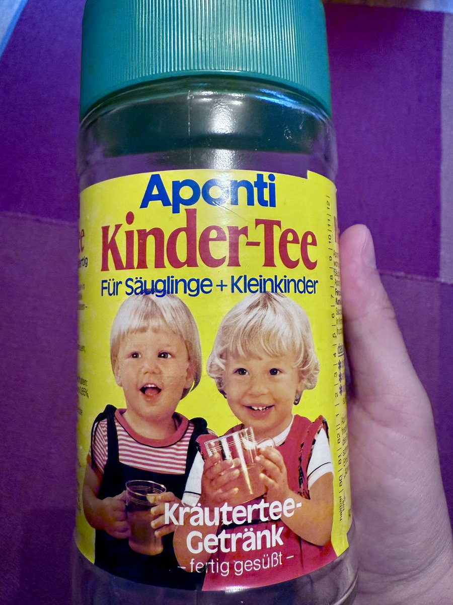 TobiSchlegl's tweet image. Geständnis: JA, das bin ich! (links im Bild)😱Wurde mir gerade von meiner Mutter präsentiert. Ich hatte es völlig verdrängt: Ich war APONTI-KINDERTEE-MODEL. Ein Tee, dessen Granulat-Extrakt aus über 90 Prozent Zucker bestand. Anwendung als „Abendtrunk“, kurz vor dem Einschlafen…