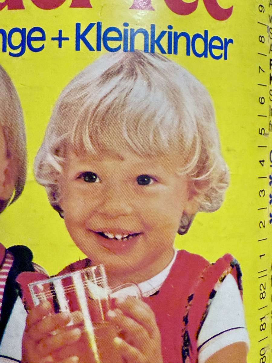 Geständnis: JA, das bin ich! (links im Bild)😱Wurde mir gerade von meiner Mutter präsentiert. Ich hatte es völlig verdrängt: Ich war APONTI-KINDERTEE-MODEL. Ein Tee, dessen Granulat-Extrakt aus über 90 Prozent Zucker bestand. Anwendung als „Abendtrunk“, kurz vor dem Einschlafen