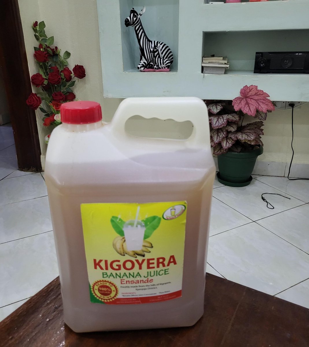 ATUHAIREBUSOBO3's tweet photo. @baryamureeba Meanwhile you can as well have a taste of #KigoyeraBananaJuice made from the local bananas in Kyenjojo district.  
#TheHomeOfSweet https://t.co/980xK6f2Sk