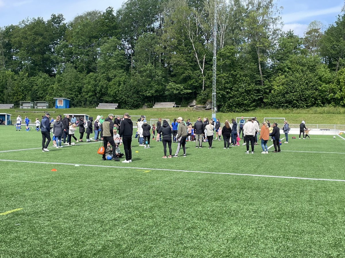 alvangensik's tweet photo. Idag var det avslutning för vårens Boll och Lek. Cirka 65 barn var på plats och barnen fick chips och en vattenflaska från vår sponsor Ale El. Till hösten kör vi igång igen och då är det för barnen födda 2019 och 2020 ⚽️🌞💙🤍 https://t.co/7gDrddObUn