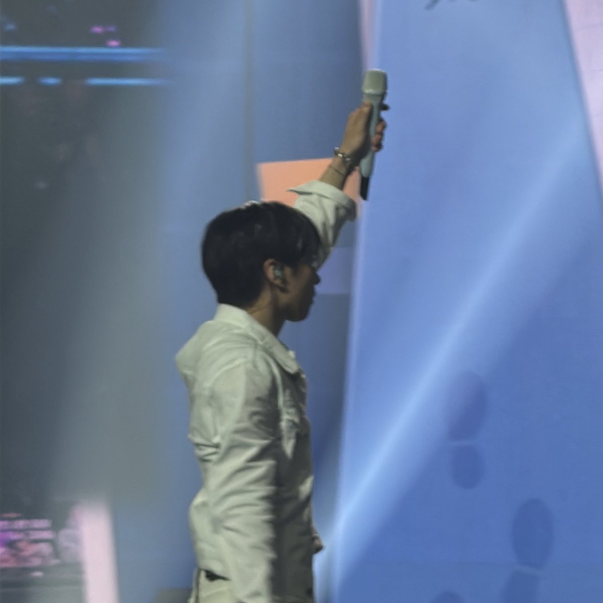 rocky raising his mic in tribute of bin 🥹 #라키