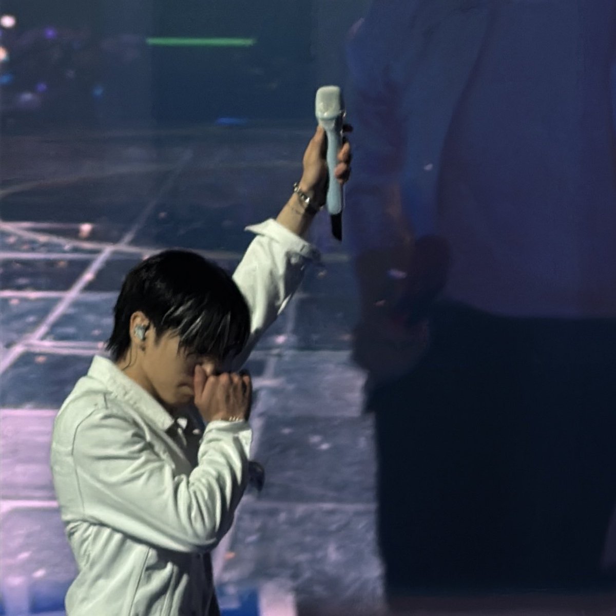 rockydazed's tweet photo. rocky raising his mic in tribute of bin 🥹 #라키 https://t.co/M8klCdmXbb