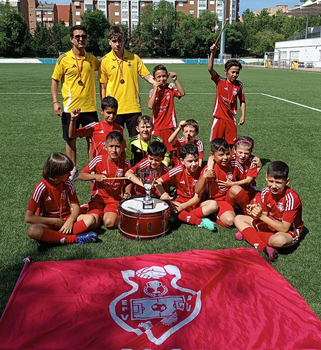 EscFutVicalvaro's tweet photo. 🏆 TORNEO DE CAMPEONES 🏆

Disfrutando del Torneo de Campeones y recogiendo la COPA de CAMPEÓN de liga 2024/25.

#AupaSoci🔴⚪ https://t.co/VoNMQyx6eA