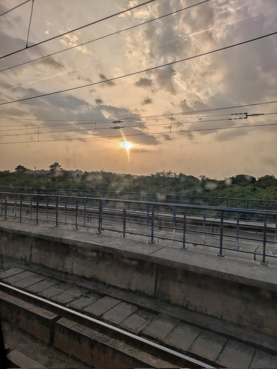 kadhichaawal's tweet image. किसी का जून कभी ख़त्म ही नहीं होता
किसी के पास दिसम्बर क़ियाम करता है

~राघवेंद्र द्विवेदी

#HelloJune