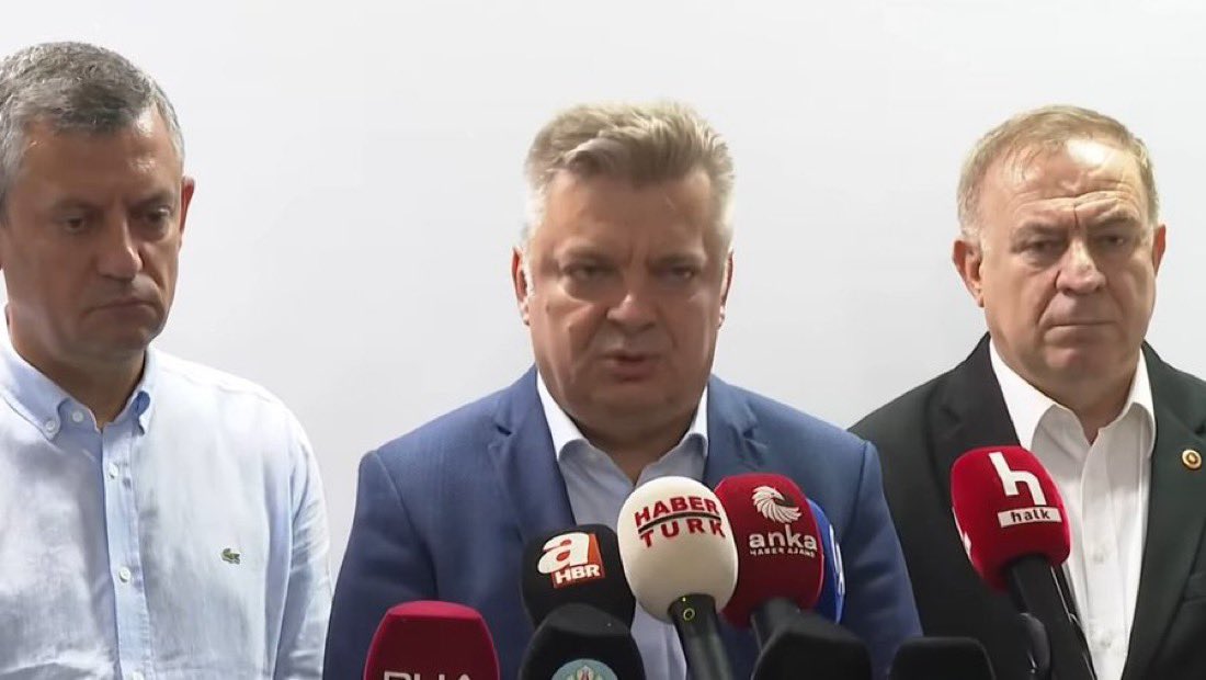 Başhekim Prof. Dr. İsmet Topçu'dan, Ferdi Zeyrek’in sağlık durumuna ilişkin açıklama:

• ECMO uygulamasından olumlu sonuç alındı.
• Diyalize bağladık, idrar çıkışlarında da iyileşme olduğunu gördük. 
• Yoğun bakımda tedavisi devam ediyor.