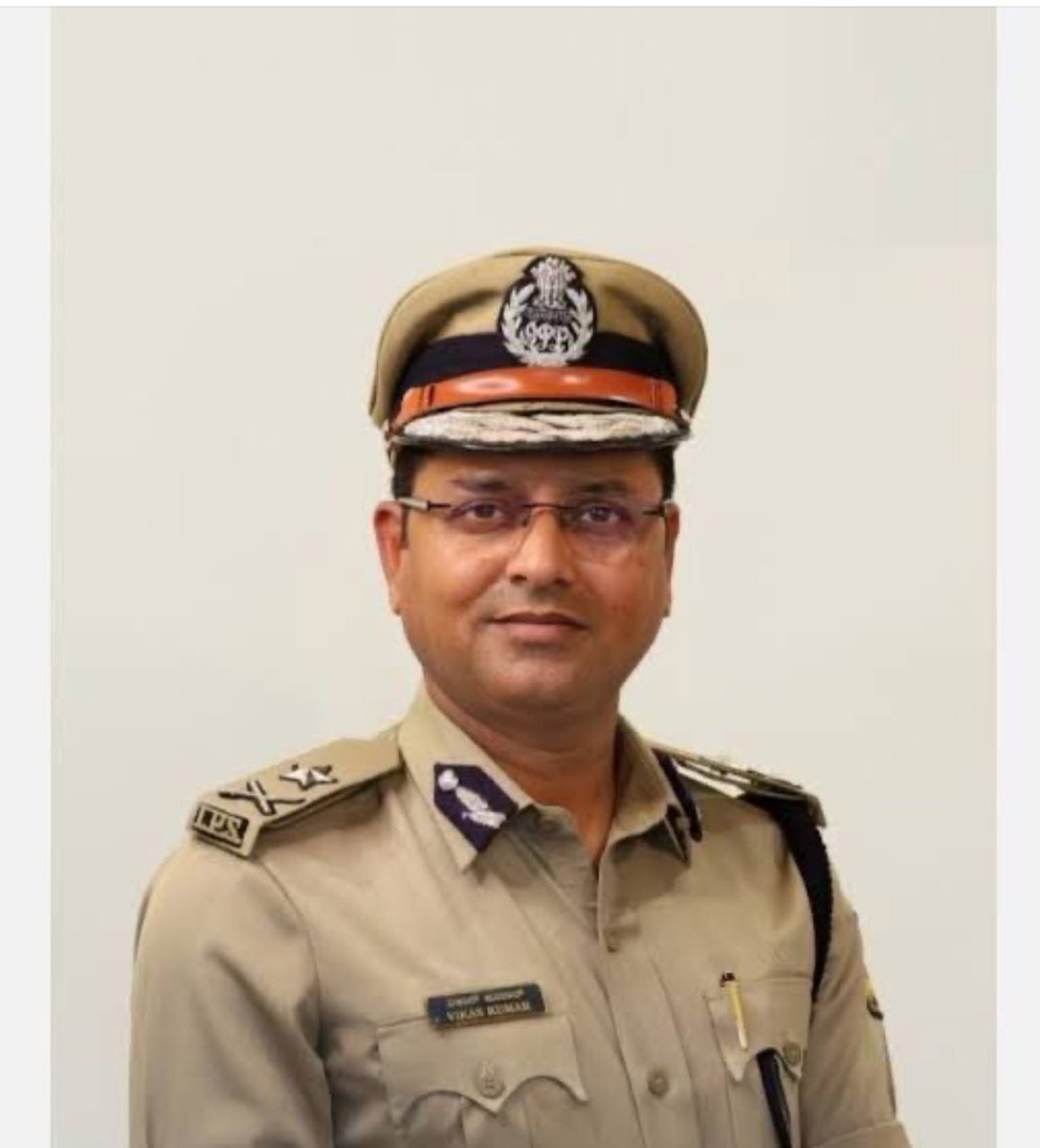 santoshbasetti1's tweet photo. ಬೇಗ ಅವರ ತಪ್ಪನ್ನು ತಿದ್ದಿಕೊಂಡು, ಸಾರ್ವಜನಿಕರ ಶಾಪಕ್ಕೆ ಗುರಿಯಾಗಬೇಡಿ ಎಂದು ಕೇಳಿಕೊಳ್ಳುತ್ತೇನೆ, #justice  #for #vikashkumar 

#ipl2025 #ips #stampedetragedy https://t.co/WVMua6dJ5m