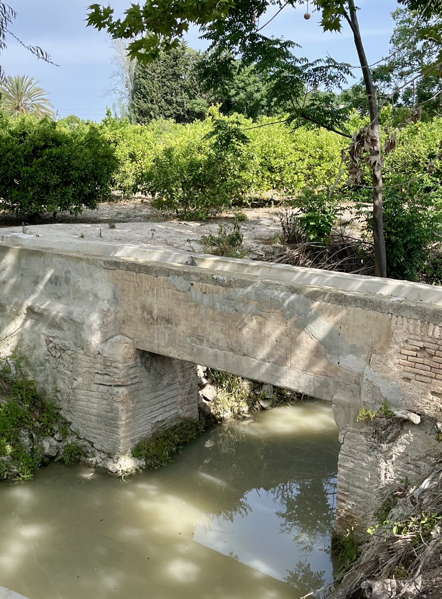 🍋 La Canal de Los Horneros permite a la acequia de la Ardalla cruzar sobre la Acequia Mayor Alquibla, estrechándola en este punto.

Las bases del acueducto de ladrillo macizo cocido aguantan firmes el paso del tiempo.