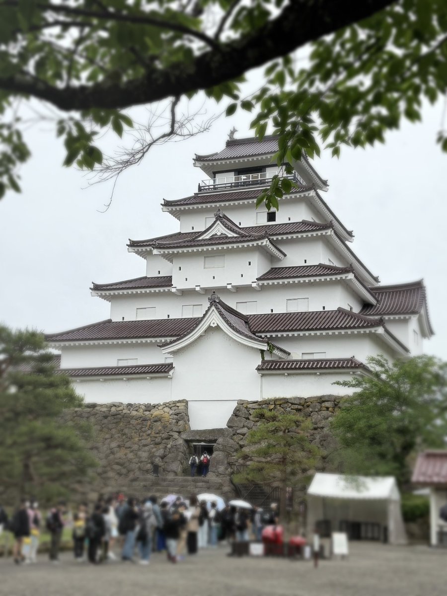 s2akr3's tweet photo. 鶴ヶ城
去年に引き続き今年も学生
多くて入場断念(T＿T)
いつになったら天守に入れ
るんだ😱
最近の福島は学生が多い💦
思うように観光出来ない💦
真冬だったらいないのかな… https://t.co/sNaK6dOVRR