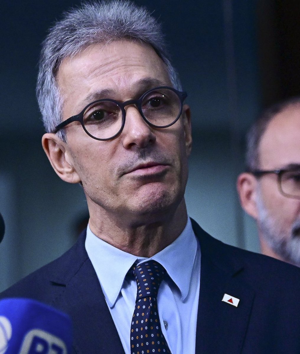 roberta_bastoss's tweet image. Romeu Zema, que vive atacando o governo Lula, resolveu agora descontar seu ódio político justamente em quem mais precisa de amparo: a população pobre.

Autorizou um aumento escandaloso de 266% nas taxas de cartório para registro de imóveis, atingindo em cheio os beneficiários do…