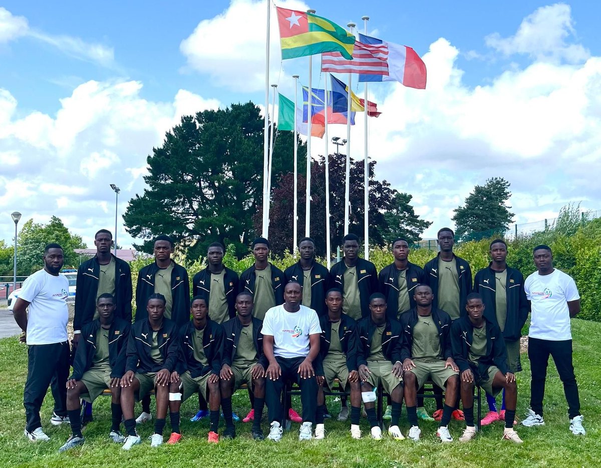 Une sélection de jeunes joueurs togolais de plusieurs académies du pays regroupés au sein de Futurs Pro Togo, participe depuis ce matin au Tournoi International Rezé. Un carrefour d'exposition de talents. Espérons qu'ils séduisent des recruteurs. 

#JacquesPekemsi