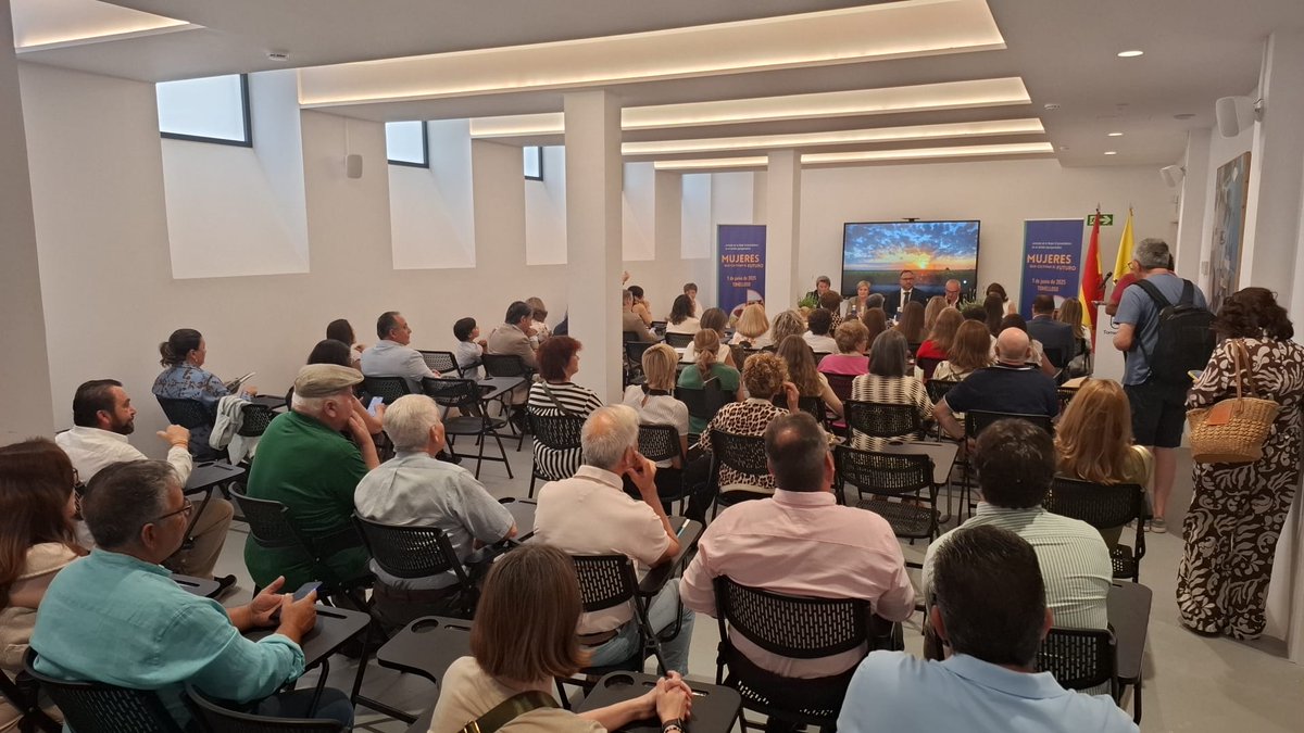 ASAJA Ciudad Real (@asajacr) on Twitter photo 👩🌾Inaugurada la Jornada "Mujeres que cultivan el futuro" que se celebra a esta hora en el 📍Mercado de Abastos de #Tomelloso
🟢Ha participado Emilio Cepeda, pte ASAJA Tomelloso y <a href="/BlancaCorroto/">Blanca Corroto</a> , pta #ASAJAMujeres Y les acompaña Florencio Rodríguez, secrt gral de <a href="/asajacr/">ASAJA Ciudad Real</a> 👩🌾Inaugurada la Jornada "Mujeres que cultivan el futuro" que se celebra a esta hora en el 📍Mercado de Abastos de #Tomelloso
🟢Ha participado Emilio Cepeda, pte ASAJA Tomelloso y <a href="/BlancaCorroto/">Blanca Corroto</a> , pta #ASAJAMujeres Y les acompaña Florencio Rodríguez, secrt gral de <a href="/asajacr/">ASAJA Ciudad Real</a>