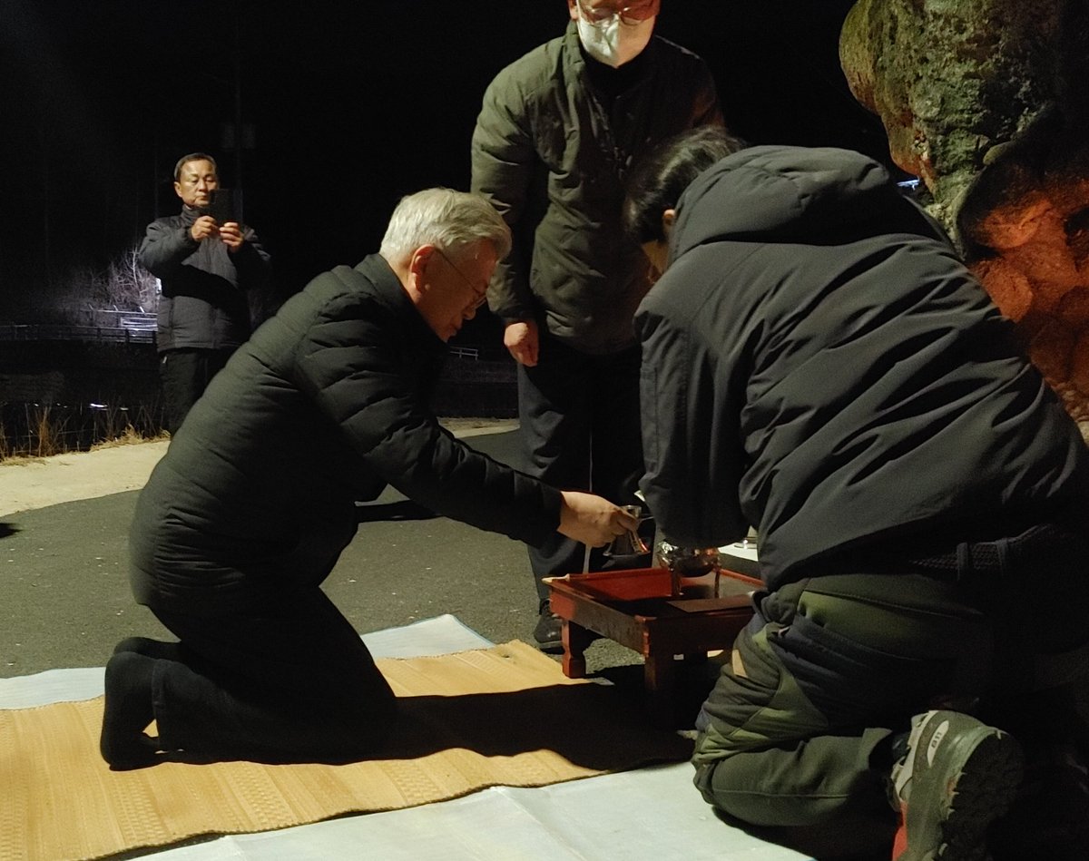 평산마을입니다..

당산제..
왼쪽은 24년...오른쪽은 25년도 입니다~

일전에도 말을 했던 말이지만...요즘 아침에 뵐 때마다...처음부터 평산에 사셨던 것 처럼 느껴지니 신기했습니다~

당산제 이장투표 마을전체회의 항상 참석하시니 더 그런 듯 합니다~~^^