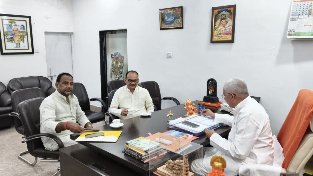 MayankeshwarSh1's tweet photo. आज लखनऊ स्थित कैम्प कार्यालय पर सीतापुर जनपद के बिसवां विधानसभा से माननीय विधायक श्री निर्मल वर्मा जी से मुलाकात कर कुशल क्षेम लिया एवं जनहित से जुड़े विभिन्न बिंदुओं पर चर्चा की। https://t.co/taOl2UPIec