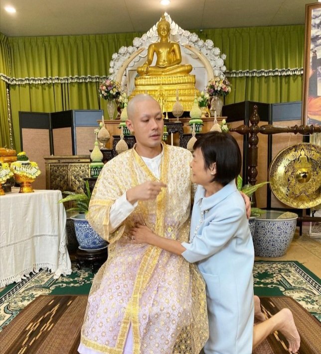 goyard234's tweet image. นี่ก็สงสัยว่าคุณแม่ไม่สบายรึเปล่า
ช่วงที่เฮีย #บอยปกรณ์ บวชเงียบๆ
ก็มีข่าวว่าเฮียหน่องเฮียภัทรพาคุณแม่ไปหาหมอบ่อยๆ ช่วงนั้นคุณแม่ก็อัพเดทภาพปัจจุบันน้อยลงมาก
ลูกๆทุกคนทำหน้าที่ให้คุณแม่ได้ภาคภูมิใจทุกคนเลย คุณแม่เลี้ยงทุกคนมาได้ยอดเยี่ยมจริงๆ พวกเขาเป็นที่รักของแฟนๆทุกคนเลย