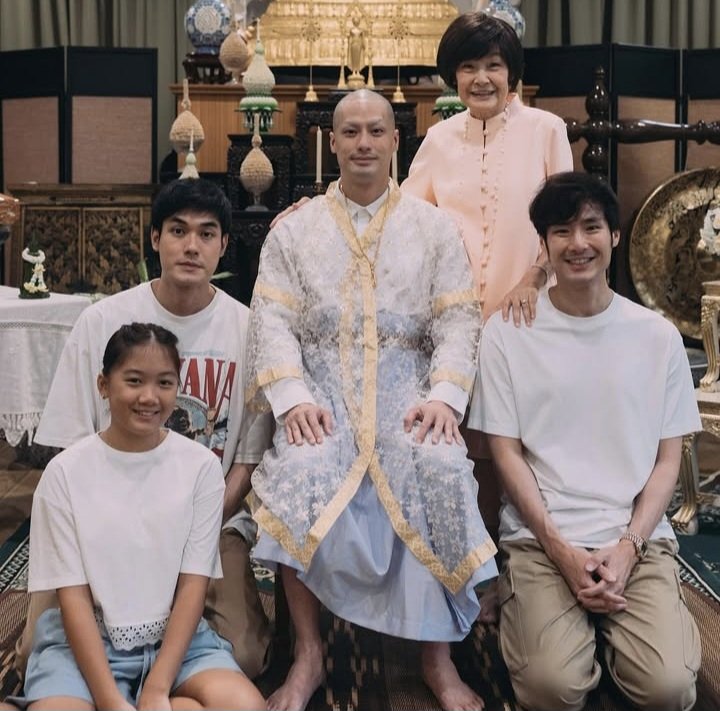 goyard234's tweet image. นี่ก็สงสัยว่าคุณแม่ไม่สบายรึเปล่า
ช่วงที่เฮีย #บอยปกรณ์ บวชเงียบๆ
ก็มีข่าวว่าเฮียหน่องเฮียภัทรพาคุณแม่ไปหาหมอบ่อยๆ ช่วงนั้นคุณแม่ก็อัพเดทภาพปัจจุบันน้อยลงมาก
ลูกๆทุกคนทำหน้าที่ให้คุณแม่ได้ภาคภูมิใจทุกคนเลย คุณแม่เลี้ยงทุกคนมาได้ยอดเยี่ยมจริงๆ พวกเขาเป็นที่รักของแฟนๆทุกคนเลย