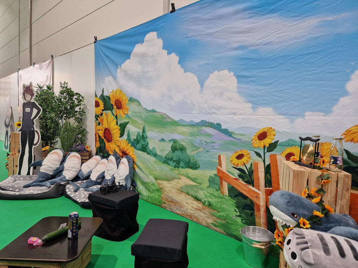 SasuHimura's tweet image. Ne Runde auf der Catboyfarm bei @catboyfisky in Halle 5 abhängen und vom Dokomitrubel entspannen. 
Gönnt euch leckere Melonenbrötchen, Catboymilch und springt zu Haibert ins Kuschelbecken,   🙃