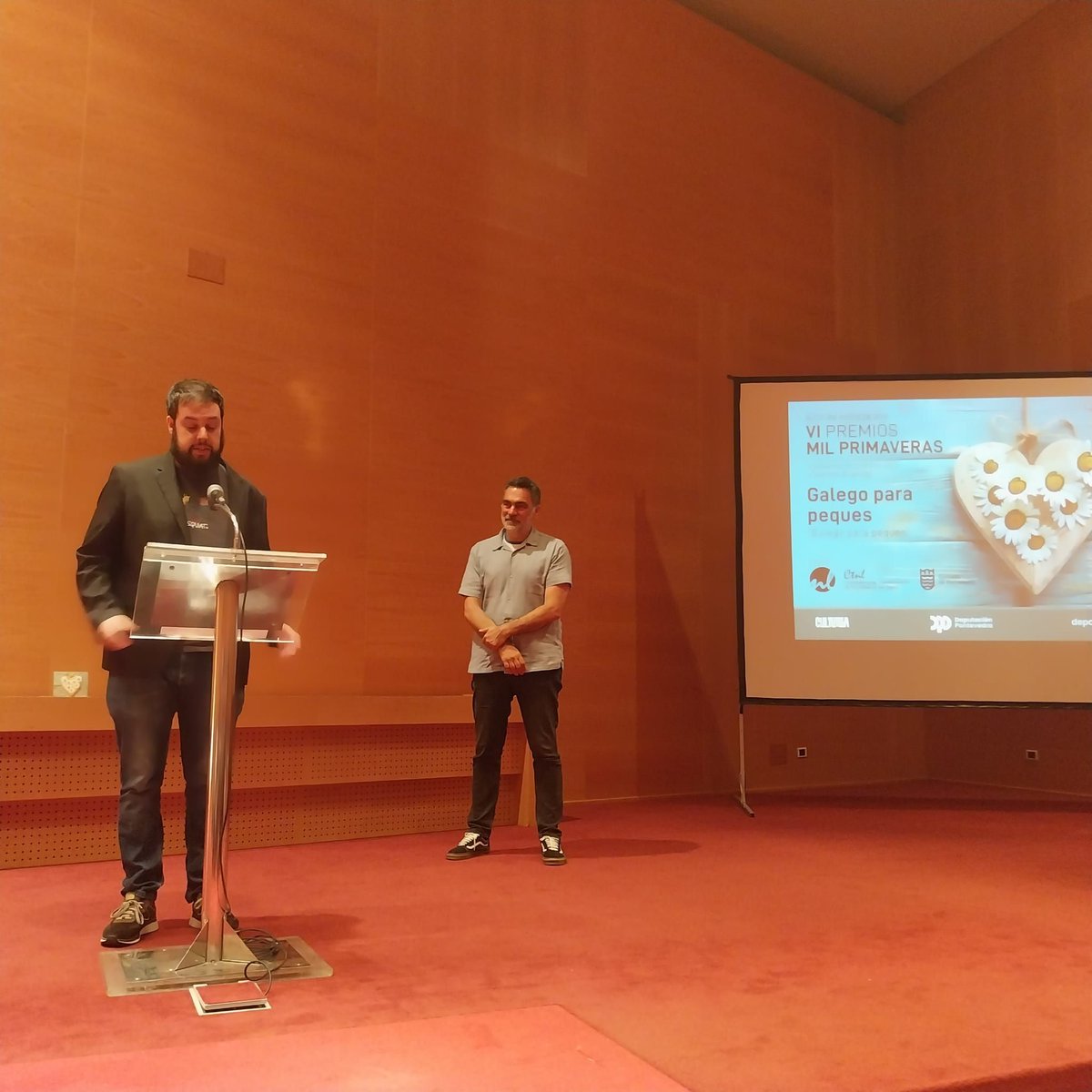 CTNL (@ctnl) on Twitter photo Recollen o premio Álvaro López, responsable de <a href="/GalegoPraPeques/">Galego para peques</a>, da man de Demetrio Gómez Xunqueira, concelleiro de Normalización Lingüística de @pontevedrate.
#PremiosMilPrimaveras Recollen o premio Álvaro López, responsable de <a href="/GalegoPraPeques/">Galego para peques</a>, da man de Demetrio Gómez Xunqueira, concelleiro de Normalización Lingüística de @pontevedrate.
#PremiosMilPrimaveras