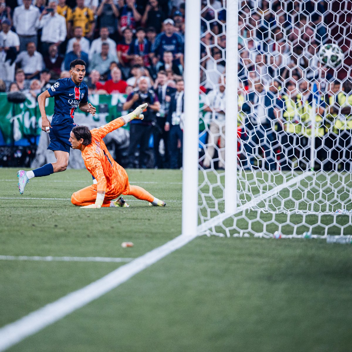 PSG_inside's tweet photo. ⌚️ 22h46. Il y a une semaine.

Notre titi parisien Mayulu pour le 5-0 🥹🥹🥹🥹

OUI OUI SENNY ÇA FAIT BIEN 5-0 🔥 https://t.co/PypfHhdyfP