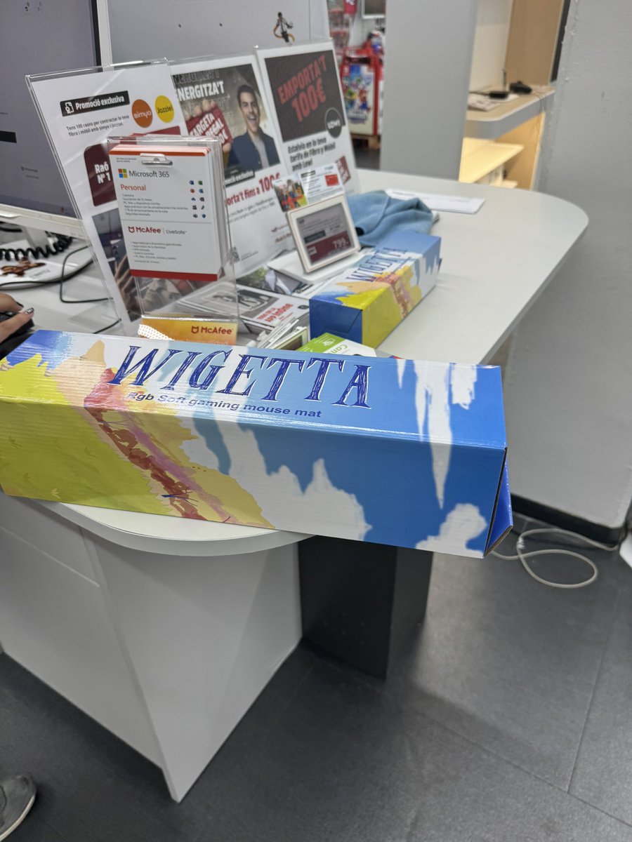 laupe5's tweet photo. Al final no he podido conseguir la alfombrilla de Karmaland peeroooo… he ido a un mediamarkt y justo quedaban las de Wigetta 🫢 UNA!! Así que ya tengo la alfombra de Wigetta y la funda de iPad de Karmaland 😍 @vegetta777 @WillyrexYT #Wigetta #Karmaland https://t.co/z5hoUY5NQa