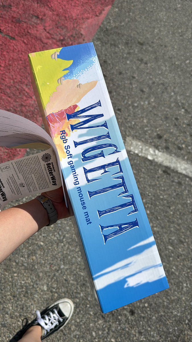 laupe5's tweet photo. Al final no he podido conseguir la alfombrilla de Karmaland peeroooo… he ido a un mediamarkt y justo quedaban las de Wigetta 🫢 UNA!! Así que ya tengo la alfombra de Wigetta y la funda de iPad de Karmaland 😍 @vegetta777 @WillyrexYT #Wigetta #Karmaland https://t.co/z5hoUY5NQa