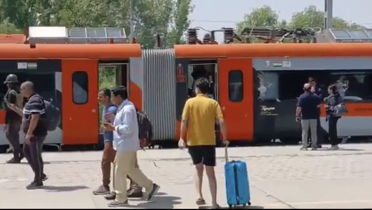 First Vande Bharat train from Katra in Jammu reached Srinagar in Kashmir today at 11:10am. Tricolour waved by locals to welcome the historic train.