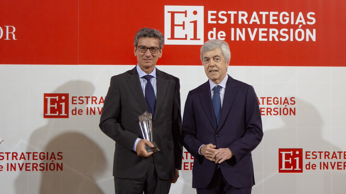 Ferrovial (@ferrovial_es) on Twitter photo 🏆 Nuestro CFO, Ernesto López Mozo, ha recogido el premio ‘Crecimiento Solvente’ en los Premios Estrategias de Inversión (<a href="/EstrategiasTv/">Estrategias de inversión</a>), en nombre de Ferrovial.
Un reconocimiento al esfuerzo de todo el equipo y a la visión financiera sólida que representa a la compañía. 🏆 Nuestro CFO, Ernesto López Mozo, ha recogido el premio ‘Crecimiento Solvente’ en los Premios Estrategias de Inversión (<a href="/EstrategiasTv/">Estrategias de inversión</a>), en nombre de Ferrovial.
Un reconocimiento al esfuerzo de todo el equipo y a la visión financiera sólida que representa a la compañía.